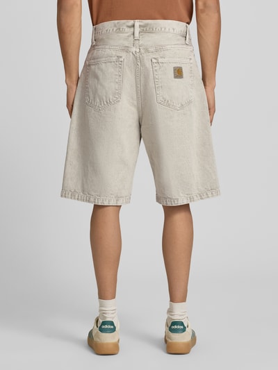 Männermodel trägt Jeansshorts mit Eingrifftaschen Modell 'Smithfield' von Carhartt Work In Progress, Reine Baumwolle, Relaxed-Fit, Ganzkörperansicht Rückansicht.