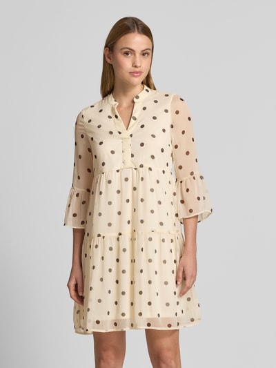 Frauenmodel trägt Tailliertes Minikleid mit V-Ausschnitt Modell 'SMILLA' von Vero Moda, Optik:Allover-Muster, Chiffon, Ganzkörperansicht von vorne.