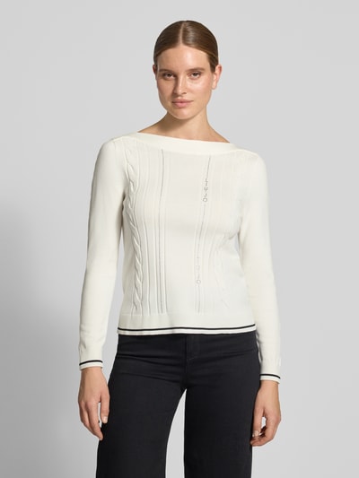 Frauenmodel trägt Regular Fit Pullover aus Viskose-Mix von Liu Jo in Weiß mit feiner Strickstruktur, Damen Pullover von Liu Jo Sport, Nahaufnahme Oberkörper.