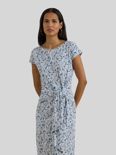 Frauenmodel trägt Kleid aus Baumwoll-Mix mit Knoten-Detail von Lauren Ralph Lauren in Weiß mit blauem Muster, Nahaufnahme Oberkörper, Damen Freizeitkleid.