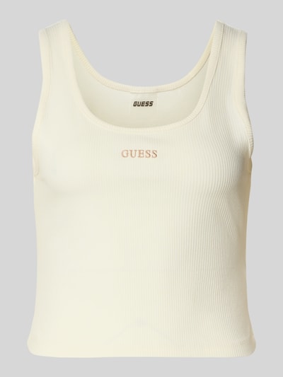 Produktfoto, kremowy Slim Fit Top mit Logo-Stitching Modell 'Circe' od Guess Activewear, elastyczna bawełniana mieszanka, krój slim fit, okrągły dekolt, długość tyłu S: 29 cm, widoczna drobna tekstura prążków