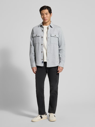 Männermodel trägt Regular Fit Hemdjacke mit Brusttaschen von Lerros in hellgrau, Kentkragen, Knopfleiste, Rückenlänge 70 cm, Ganzkörperansicht von vorne.