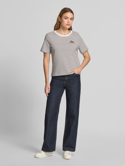 Frauenmodel trägt T-Shirt mit Stitching von Oui, Damen T-Shirt aus Reine Baumwolle im Regular-Fit, Rundhalsausschnitt, Rückenlänge 55 cm, Ganzkörperansicht von vorne.