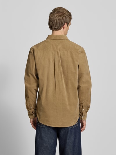 Männermodel trägt Regular Fit Freizeithemd aus Cord mit Button-Down-Kragen von Carhartt Work In Progress, Reine Baumwolle, Label-Stitching, Ganzkörperansicht Rückansicht.
