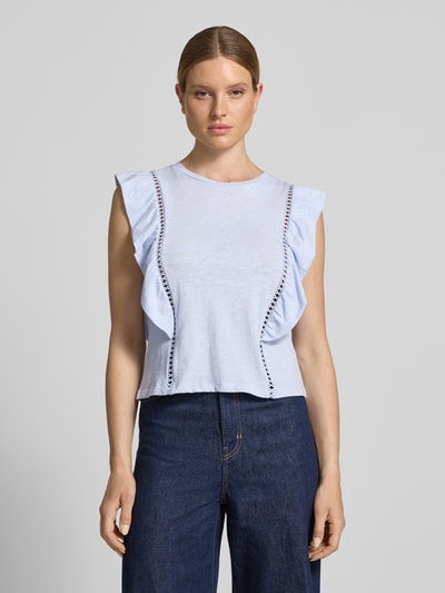 Frauenmodel trägt Regular Fit Top aus reiner Baumwolle von Tom Tailor Denim in Hellblau mit Volants, unifarben, Rundhals, Nahaufnahme Oberkörper.