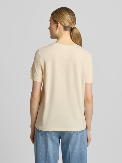Frauenmodel trägt Regular Fit T-Shirt aus reiner Baumwolle von s.Oliver RED LABEL, Optik: Unifarben, Passform: Regular-Fit, Applikation: Stickerei, Rundhals, Ärmelform: Kurzarm, Material: Reine Baumwolle, zarte helle Farbe, glatte Textur, Ganzkörperansicht Rückansicht.