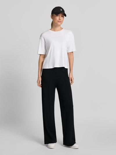 Vrouwenmodel draagt zwarte sweatpants met contraststreep Model 'MAGLIA LUNGO' van Liu Jo, Viscosemix, wide fit, siernaad, elastische band, dames, bandwijdte maat S 38 cm, binnenbeenlengte maat S 74 cm, volledig lichaam voorkant.