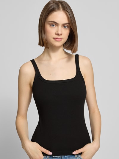 Frauenmodel trägt Tanktop in Ripp-Optik Modell 'MOLLY' von Topshop aus Baumwoll-Elasthan-Mix, Slim Fit, Schwarz, Nahaufnahme Oberkörper.