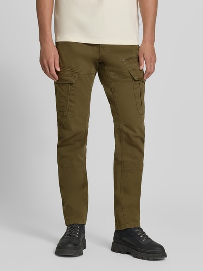 Mannenmodel draagt Slim Fit broek uit katoenmix in cargolook van PME Legend in olijfgroen, heren, knoop- en ritssluiting, ganzebodyvooraanzicht. Bandwijdte maat 32/32: 44 cm, binnenbeenlengte: 80 cm.