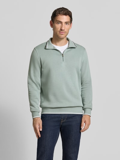 Männermodel trägt Sweatshirt mit Troyer-Kragen von Christian Berg Men, Baumwoll-Mix, Slim Fit, hellgrün, Ganzkörperansicht von vorne.