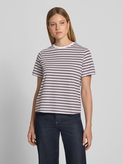 Frauenmodel trägt Damen T-Shirt mit Rundhalsausschnitt Modell 'NORA' von VILA im Baumwoll-Elasthan-Mix, Regular-Fit, Querstreifen, Rückenlänge 57 cm bei Größe S, Farbkombination Weiß und Schwarz, glatte Textur, Ganzkörperansicht von vorne.