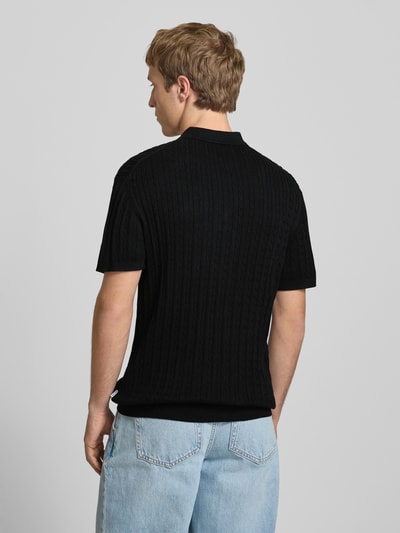 Männermodel trägt Slim Fit Strick-Poloshirt mit Zopfmuster Modell 'EMIL' von Jack & Jones, Schwarz, Baumwoll-Mix, Rückansicht