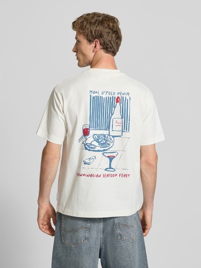Männermodel trägt Relaxed Fit T-Shirt aus reiner Baumwolle von Marc O'Polo Denim, Optik: Unifarben, Motiv-Print, Ganzkörperansicht Rückansicht.
