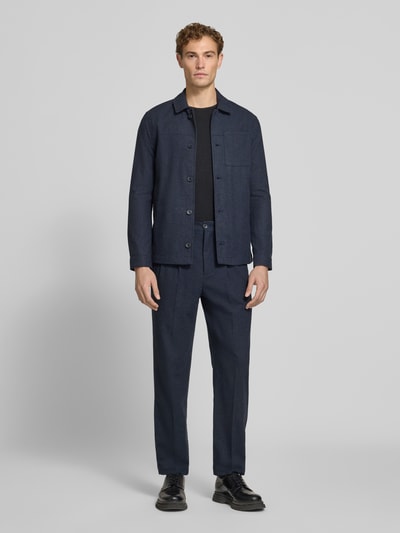 Męski model nosi Regular Fit Jacke mit Woll-Anteil von Lindbergh, elastyczna mieszanka materiałów, wykładany kołnierz, kieszeń na piersi, listwa guzikowa, ciemnoniebieski, długość tyłu w rozmiarze M: 72 cm, przód całej sylwetki.