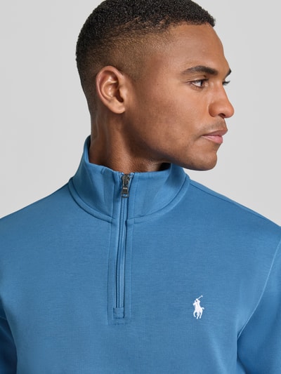 Mężczyznamodel nosi Regular Fit Sweatshirt aus Baumwoll-Mix von Polo Ralph Lauren, efekt: jednolity kolor, krój regular fit, wyhaftowane logo, kołnierz zapinany, długi rękaw, mieszanka bawełny, zbliżenie na górną część ciała