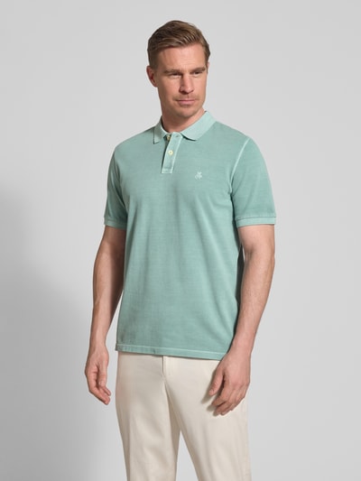 Männermodel trägt Regular Fit Poloshirt aus reiner Baumwolle von Marc O'Polo, Optik: Unifarben, Logo-Stitching, Ganzkörperansicht von vorne.