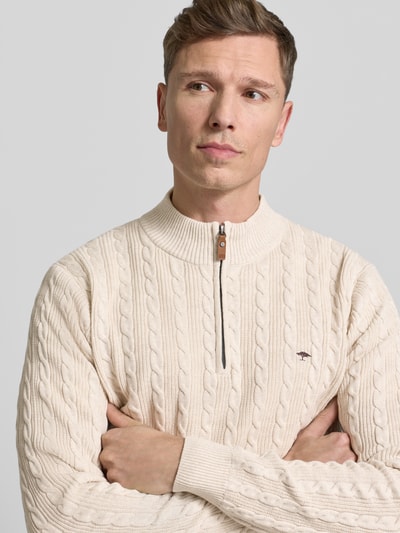 Männermodel trägt Strickpullover mit kurzem Reißverschluss van Fynch-Hatton in crème, katoen, ribbelstructuur, Regular Fit, nahaufnahme oberkörper.