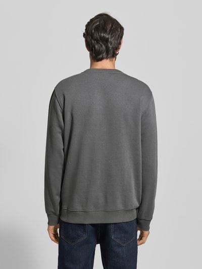 Męski model nosi Bluza z okrągłym dekoltem i naszywką z logo od Lerros, mieszanka bawełny, krój relaxed fit, długość tyłu 72 cm, długość rękawów 66 cm, widok całej sylwetki z tyłu.