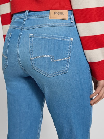 Vrouwenmodel draagt Jeans met steekzakken Model 'Ornella' van Angels in lichtblauw katoenmix met stretch, slim fit, detailopname rug.