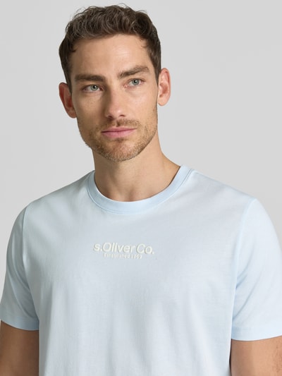 Männermodel trägt Regular Fit T-shirt aus pure katoen van s.Oliver RED LABEL, look: effen kleuren, labelprint, ronde hals, korte mouw, Nahaufnahme bovenlichaam.