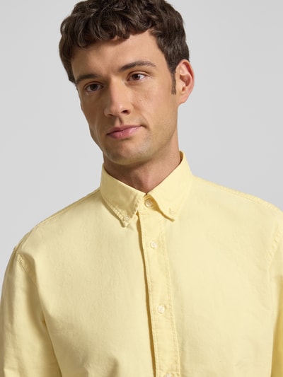 Männermodel trägt Freizeithemd mit Knopfleiste von MCNEAL in Gelb, Reine Baumwolle, Regular-Fit, Button-Down-Kragen, Nahaufnahme Oberkörper.