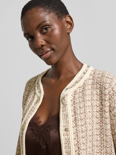 Frauenmodel trägt Regular Fit Jacke mit Strasssteinbesatz von Liu Jo White aus Baumwoll-Mix, Strukturmuster, Rundhalsausschnitt, Nahaufnahme Oberkörper.