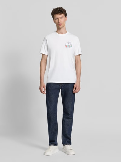 Männermodel trägt T-Shirt mit Stitchings Modell 'PORTOFINO' von MC2 Saint Barth in Weiß, Regular Fit, aus Baumwolle, Ganzkörperansicht von vorne.