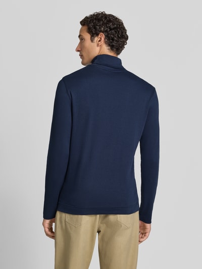 Männermodel trägt Regular Fit Longsleeve aus reiner Baumwolle mit Rollkragen von Christian Berg Men in Dunkelblau, Rückenansicht, Ganzkörperansicht Rückansicht. Reine Baumwolle, elastische Abschlüsse, Rückenlänge bei Größe M 70 cm.