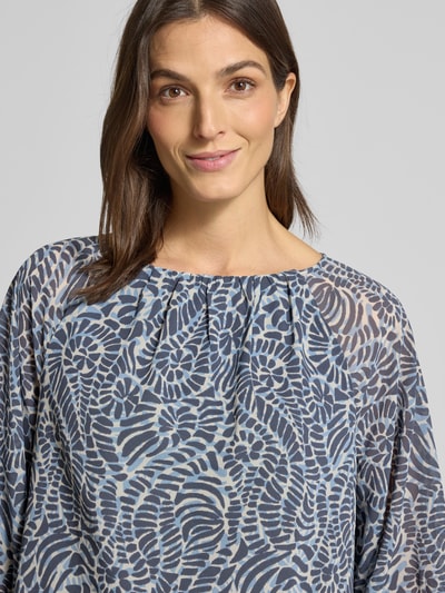 Frauenmodel trägt Oversized Langarmbluse mit 3/4 Arm von s.Oliver BLACK LABEL, Optik: Unifarben, semitransparent, abstraktes Muster, aus Chiffon, Nahaufnahme Oberkörper.