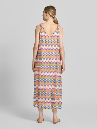 Frauenmodel trägt Midikleid mit Zickzack-Muster von Smith and Soul in bunten Farben, Gerader-Schnitt, Allover-Look, Ganzkörperansicht Rückansicht.