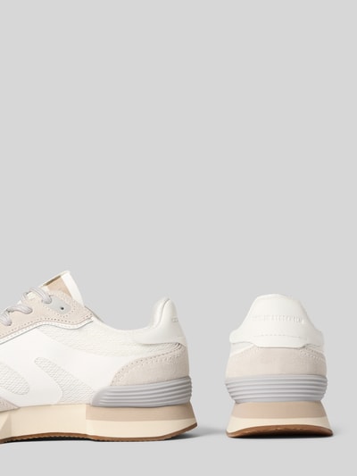 Produktfoto, Low Top Sneaker aus echtem Rindsleder von Marc O’Polo, unifarbenes Veloursleder, abgerundete Schuhspitze, flacher Absatz, Label Print, Schnürung, profilierte Sohle, helle Farben, Seiten- und Rückansicht
