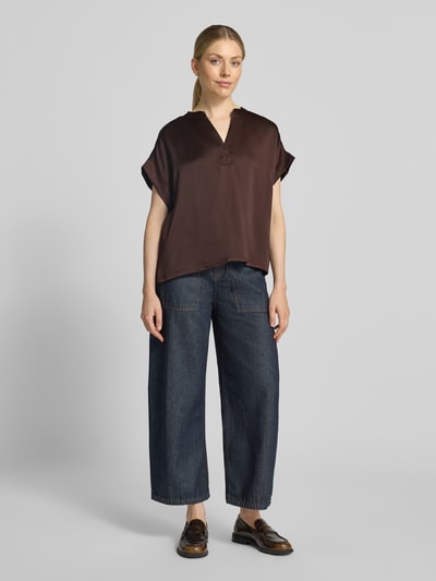 Frauenmodel trägt T-Shirt mit Serafino-Ausschnitt Modell 'SELITA' von b.young, Satin, Regular Fit, dunkelbraun, Ganzkörperansicht von vorne.