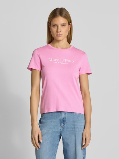 Vrouwenmodel draagt Regular Fit T-Shirt aus reiner Baumwolle van Marc O'Polo, effen roze, labelprint, ronde hals, korte mouw, pure katoen, vooraanzicht bovenlichaam.
