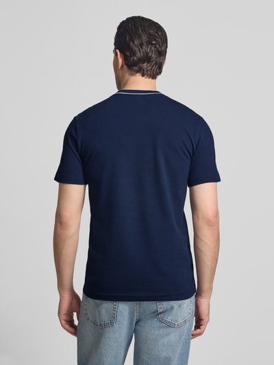 Männermodel trägt Regular Fit T-Shirt aus Baumwoll-Mix von Lacoste, Optik: Unifarben, Materialverarbeitung: Piqué, Ganzkörperansicht Rückansicht.