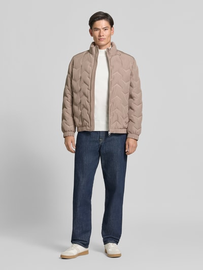 Männermodel trägt Steppjacke mit Stehkragen und Reißverschlusstaschen von Antony Morato in Beige, Regular Fit, Ganzkörperansicht von vorne. Rückenlänge 71 cm, Schulterbreite 50 cm, Brustweite 59 cm, Ärmellänge 66 cm.