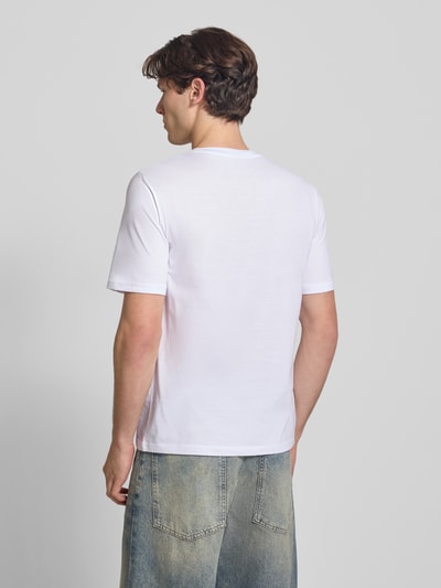 Männermodel trägt Regular Fit T-shirt met logoprint model 'Munk' van JACK & JONES in puur katoen, ruglengte bij maat M 74 cm, Ganzkörperansicht Rückansicht.
