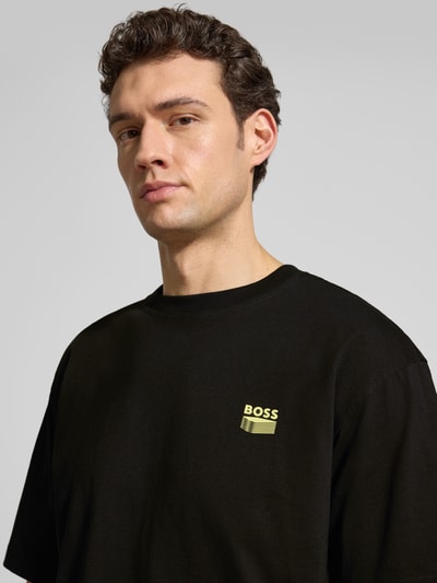 Männermodel trägt Regular Fit T-Shirt aus reiner Baumwolle Modell 'TE-BRUTALISM' von BOSS Orange, unifarben, Nahaufnahme Oberkörper.