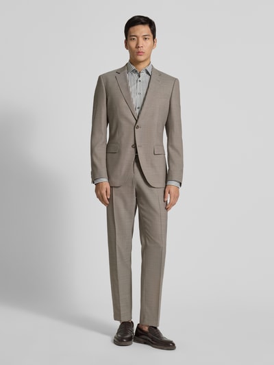 Männermodel trägt Slim Fit Businesshemd aus Baumwoll-Mix mit Haifischkragen von OLYMP Level Five, helles Streifenmuster, Ganzkörperansicht von vorne. Businesshemd mit durchgängiger Knopfleiste, Langärmelig, Sportmanschetten, Rückenlänge 80 cm, Schulterbreite 43 cm, Ärmellänge 67 cm.