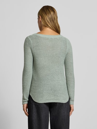 Frauenmodel trägt Regular Fit Pullover mit U-Boot-Ausschnitt Modell 'GEENA' von ONLY, hellgrüne Strickstruktur, Ganzkörperansicht Rückansicht, Damen Pullover von ONLY
