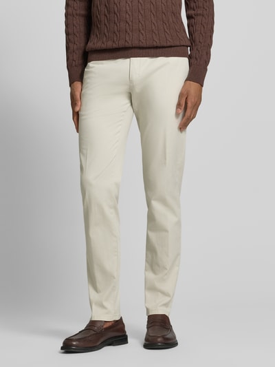Männermodel trägt Hose mit Gesäßtaschen Modell 'Lupus' von Mmx, Baumwoll-Elasthan-Mix, Slim-Fit, Eingrifftaschen, Ganzkörperansicht von vorne.