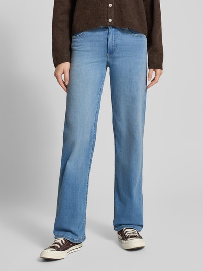 Vrouwenmodel draagt Straight Fit Jeans uit Bio-Baumwoll-Mix Model 'BLUSH' van Only, look: effen denim, 5-pocketmodel, knoop- en ritssluiting, riemlussen, labelstitching, labelpatch, mix van biologisch katoen, Ganzkörperansicht van voren.