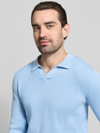 Männermodel trägt Relaxed Fit Strickpullover in Ripp-Optik von Lindbergh, hellblau, Polokragen, Baumwoll-Mix, Nahaufnahme Oberkörper.