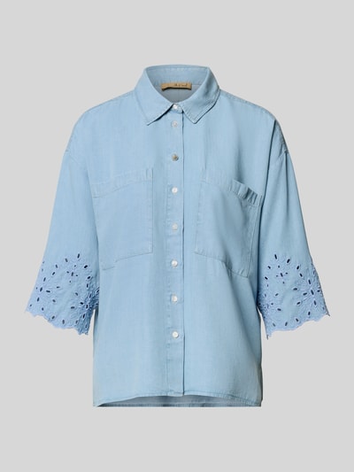 Produktfoto, bluzka jeansowa z haftem angielskim i kołnierzykiem koszulowym 'Jeansbluse mit Lochstickerei und Hemdblusenkragen' od Smith and Soul, wykonana z lyocellu, krój loose fit, listwa guzikowa, kieszenie na piersi, długość tyłu w rozmiarze S: 61 cm, długość rękawów w rozmiarze S: 34 cm