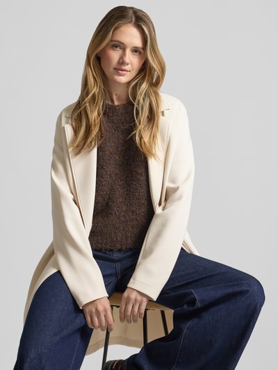 Modelka nosi Mantel mit Reverskragen und Eingrifftaschen od WHITE LABEL, bawełniany miks z domieszką stretchu, krój regular fit, beżowy, dwurzędowy, z klapami i kieszeniami na ręce, długość tyłu w rozmiarze 36: 93 cm, szerokość ramion: 44 cm, szerokość klatki piersiowej: 52 cm, długość rękawa: 63 cm, widok na całą sylwetkę z przodu.