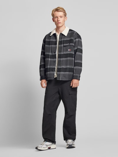 Tommy Jeans Kurtka koszulowa o kroju regular fit z listwą guzikową model ‘CHECK SHERPA’ Czarny 1