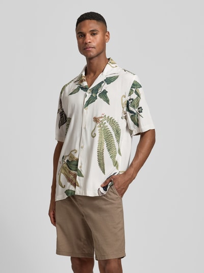 Männermodel trägt Regular Fit Freizeithemd mit Kentkragen Modell 'Kawai' von JOOP! Collection aus reiner Viskose mit Blatt-Print, Knopfleiste, Naturfarben, Ganzkörperansicht von vorne.