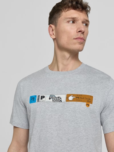 Männermodel trägt Regular Fit T-Shirt mit Label-Print von PAUL SMITH aus reiner Baumwolle, Rundhalsausschnitt, Nahaufnahme Oberkörper. Rückenlänge bei Größe M: 70 cm.