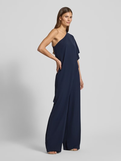 Vrouwenmodel draagt Jumpsuit met Cape model 'April' van Lauren Ralph Lauren in donkerblauw, rechte snit, one-shoulder, vooraanzicht geheel.