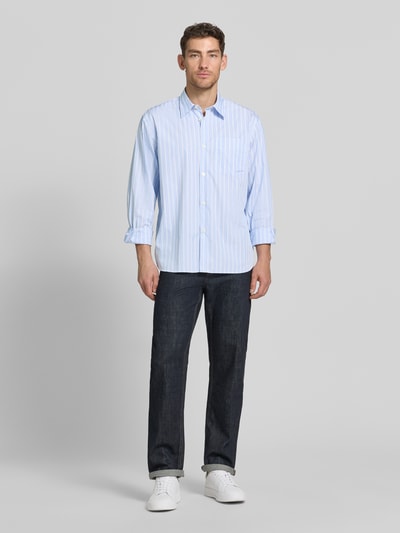 Männermodel trägt Relaxed Fit Freizeithemd aus reiner Baumwolle Modell 'HOTEL AMOUR' von SELECTED HOMME mit Optik:Allover-Muster, Ganzkörperansicht von vorne.