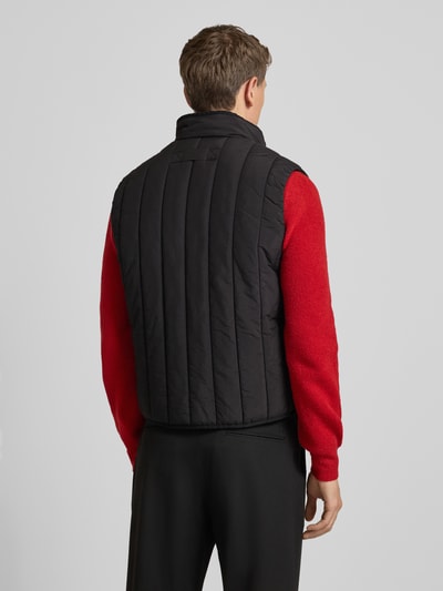Mannelijk model draagt Regular Fit Steppweste uit waterafstotend materiaal model 'BRENO2611' van HUGO, zwart, effen, rugaanzicht.